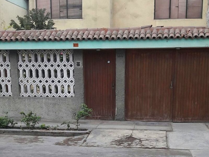 Inmobiliaria con porton cafe Peru