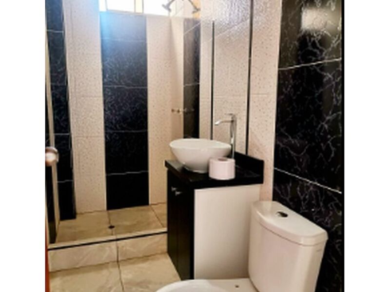 Inmobiliaria estilo blanco y negro Peru