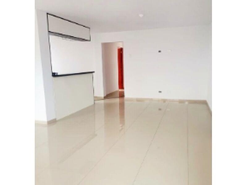 Inmobiliaria con piso blanco Peru