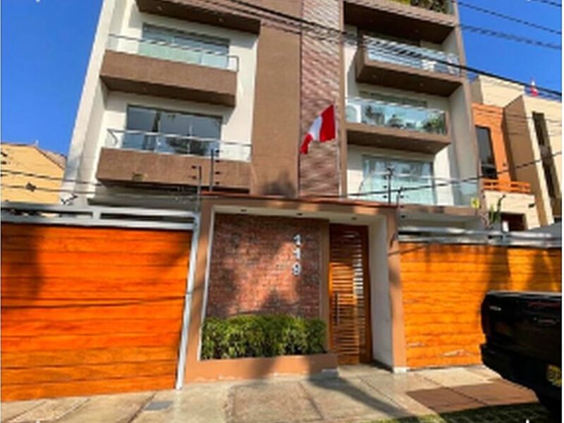 Inmobiliaria con porton de madera Peru