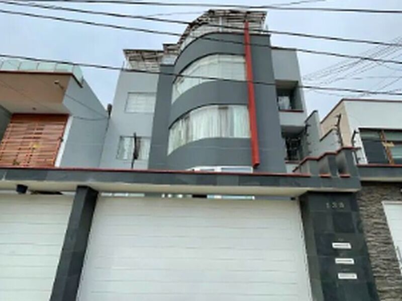 Inmobiliaria con porton blanco Peru