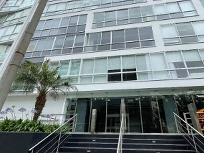 Inmobiliaria edificio blanco Peru