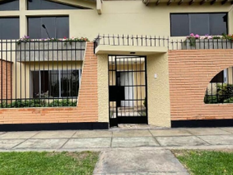 Inmobiliaria con rejas negras Peru