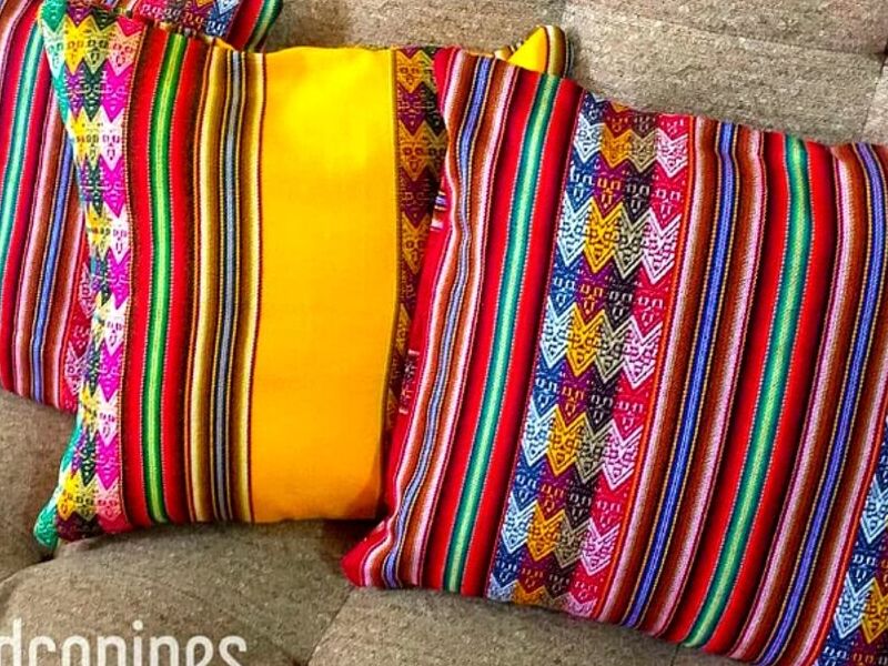 Cojin decorativo lineal artesanal Peru