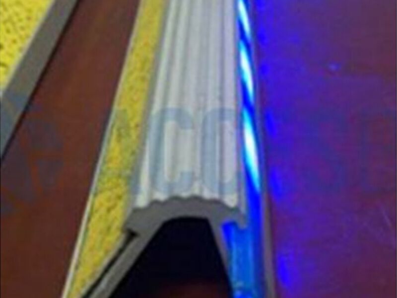 Acabado de Perfil Cantonera C/LED x 1.50m