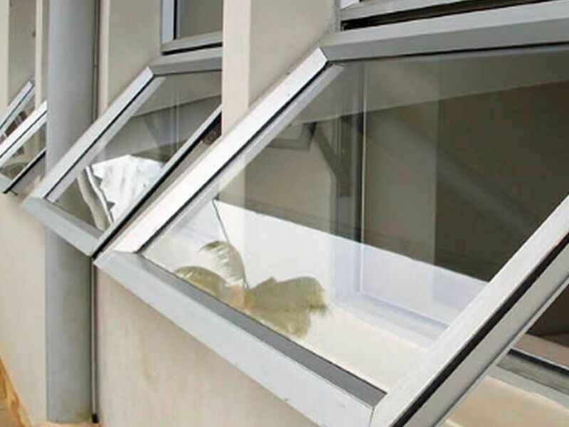 Ventana proyectante Perú