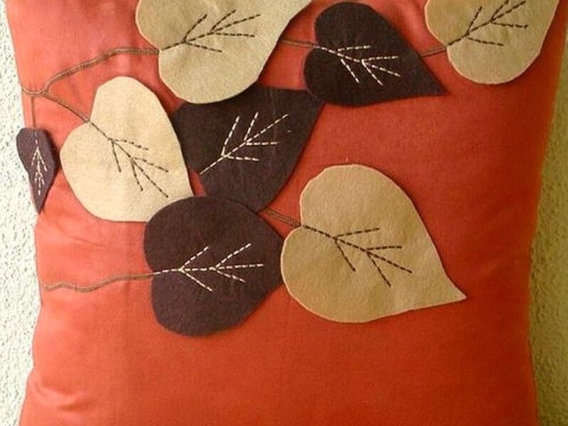Cojín decorado con hojas de otoño Perú