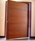  Puerta principal de madera
