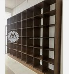 Estantería de metal y madera