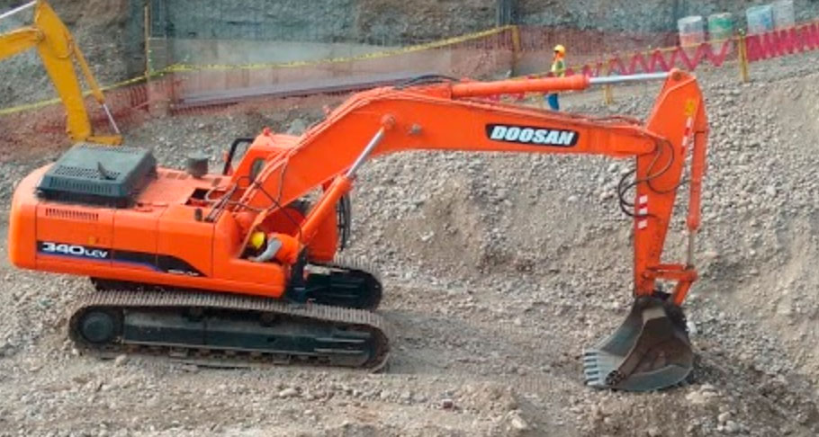 EXCAVADORA SOBRE ORUGA Perú