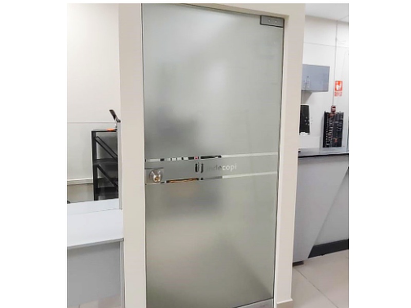 Puerta con accesorios Perú