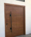 Puerta principal de madera