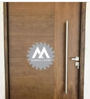 Puerta principal de madera