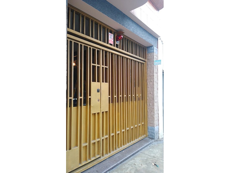 Puerta Eléctrica Amarilla Perú