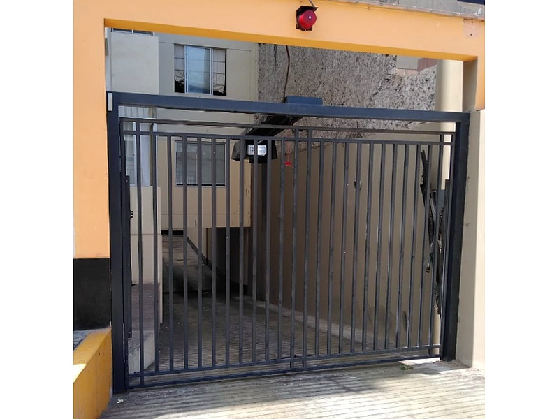 Puerta Eléctrica Negra Perú