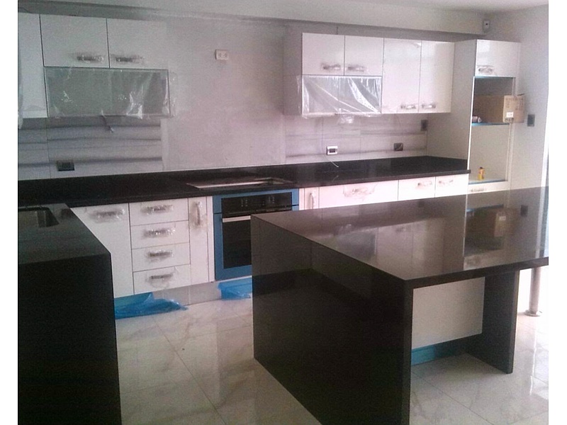 Muebles de cocina blancos con negro Peru