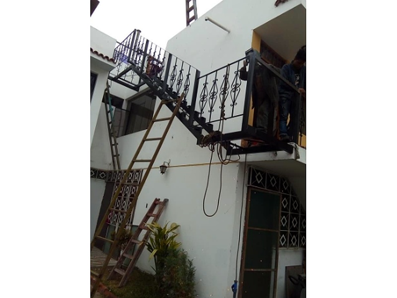 Escalera colonial negra metalica Peru