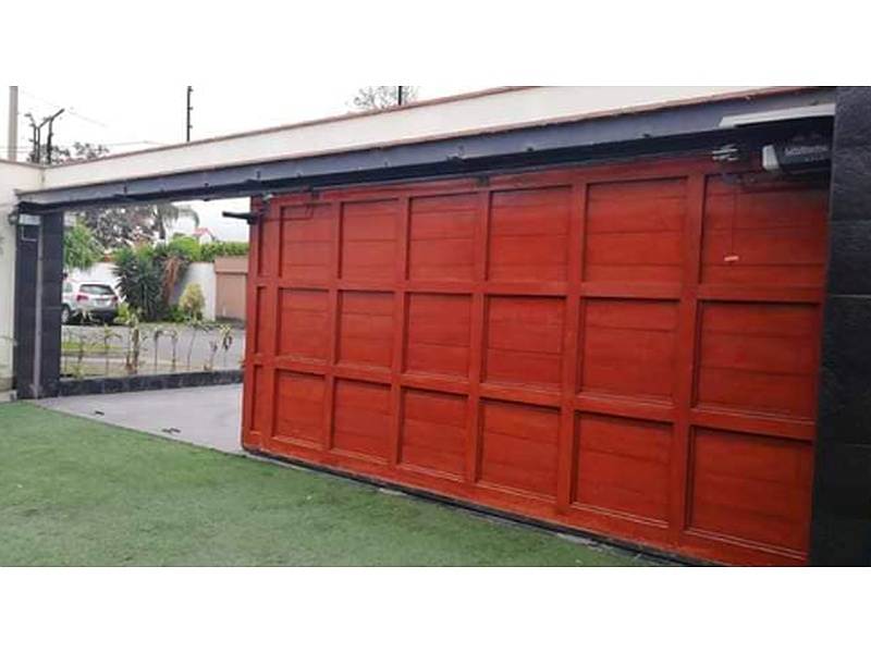 Puerta Garaje Madera con Rejillas Ventilación