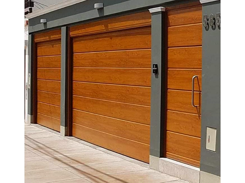 Puerta Garaje Madera con Inserciones Vidrio