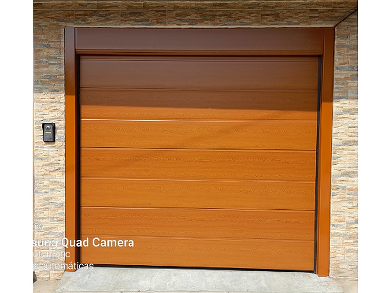 Puerta Garaje de Estilo Colonial Madera