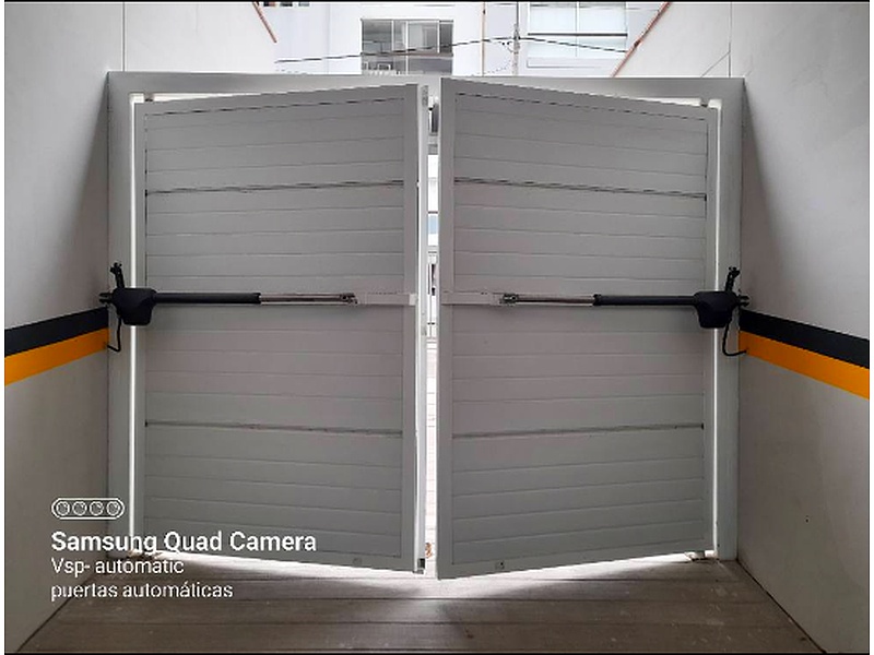 Puerta Garaje con Paneles Madera Revestidos