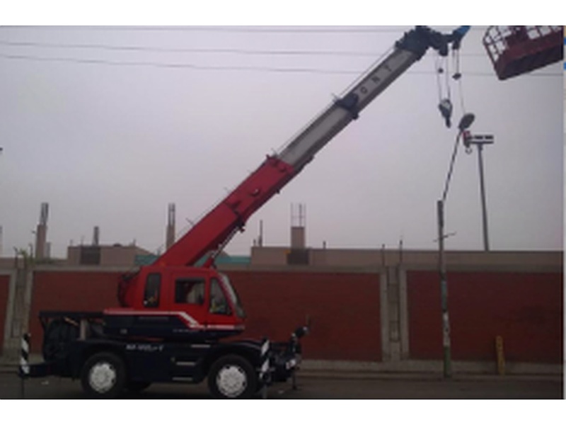 GRUAS CON CANASTILLA PERU