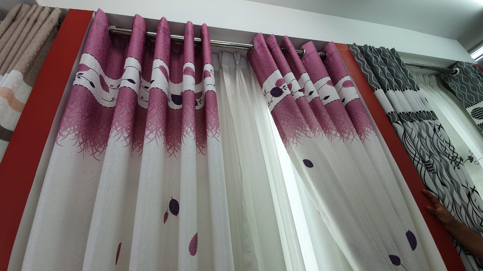 Cortina con decoración superior	