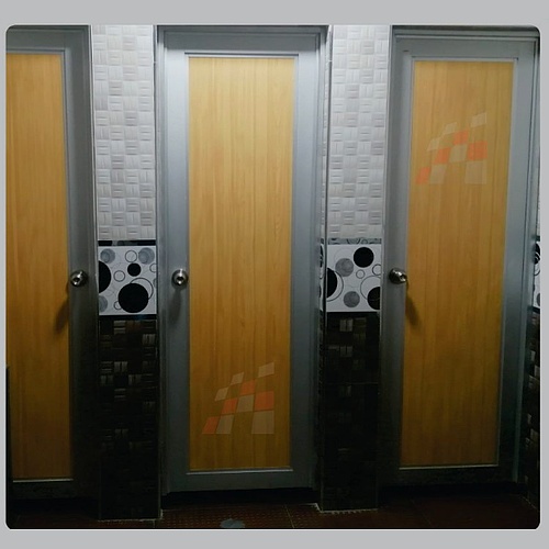 Puerta de aluminio y Melania Perú