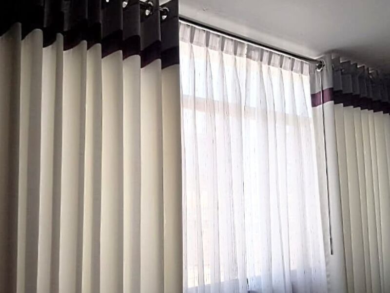 Cortinas modelo ojales en barra de acero Perú
