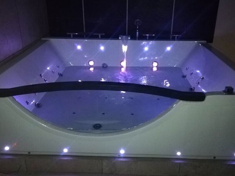 Jacuzzi Moderno con luces Perú