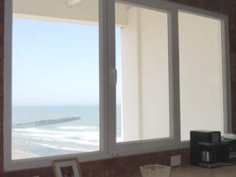 Ventana batiente en Lima