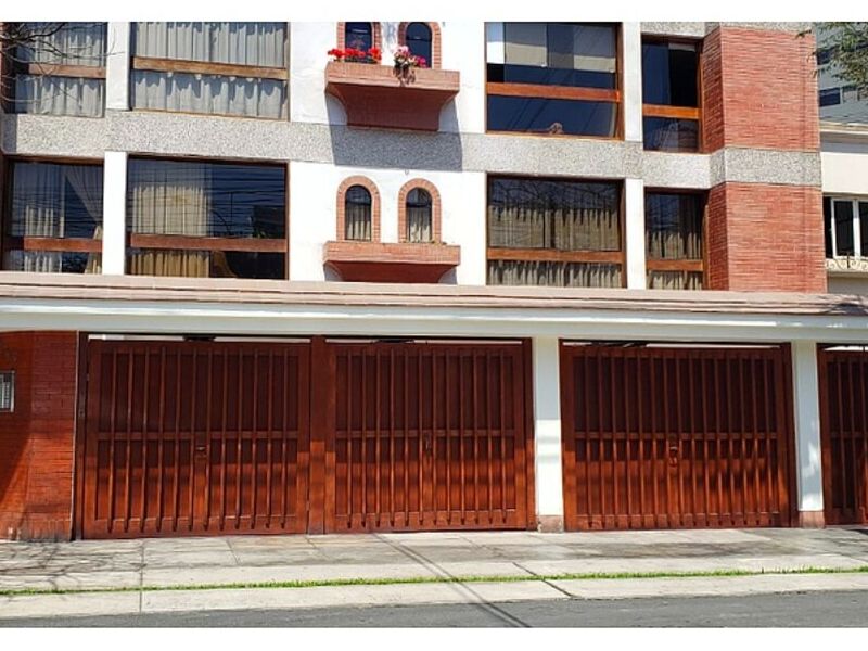 Inmobiliaria con 4 portones de madera Peru
