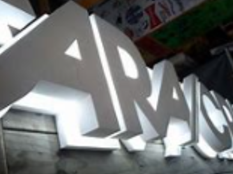 Rotulos iluminados, Comas Peru