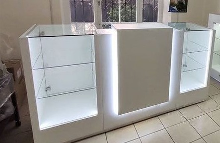 Exhibidor con luz PERÚ