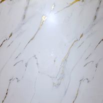 Mármol blanco con vetas doradas