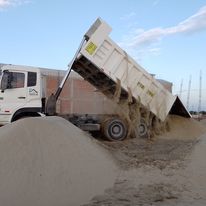 Arena y piedra para construcción