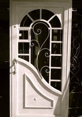 Puerta de madera con diseño metalico PERÚ