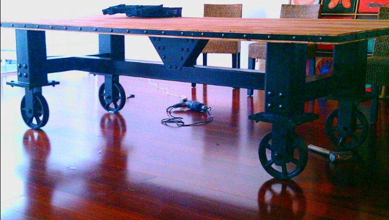 Mesa rustica con base de metal PERÚ