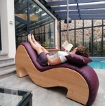 sillón curvo rojo vino Perú
