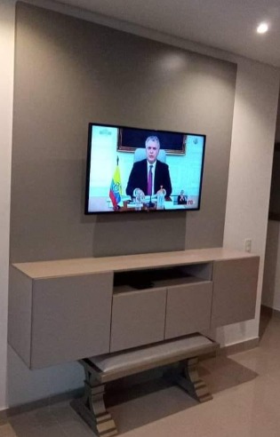 Tv center de mader PERÚ