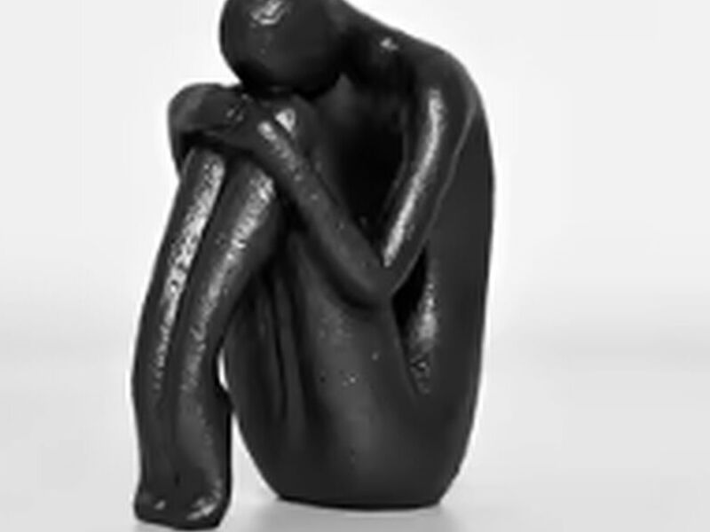 Escultura mujer sentada Perú