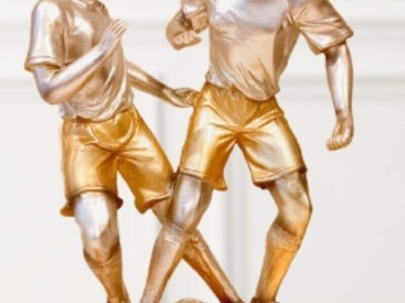 escultura niños jugando futbol