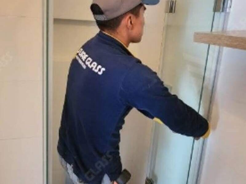 instalacion de puerta de baño