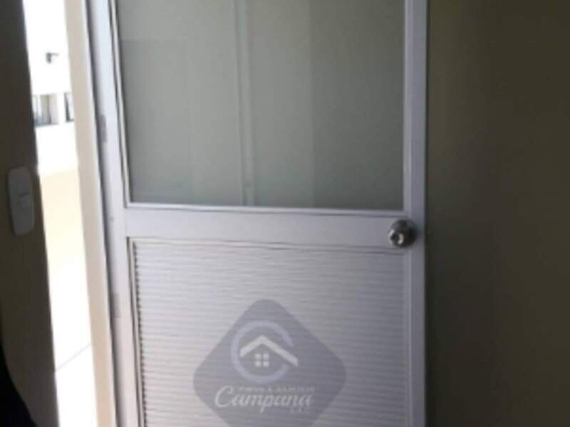 puerta de aluminio y vidrio