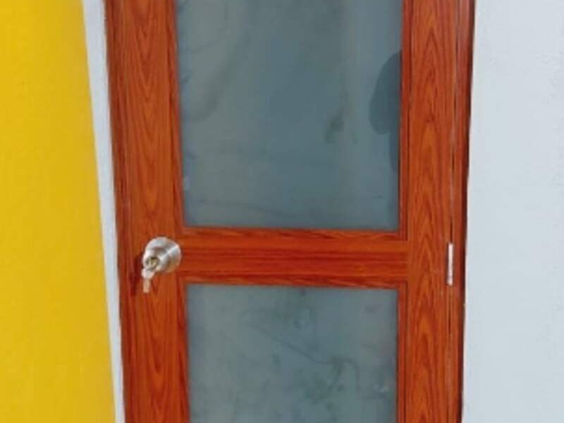 puerta de madera y vidrio