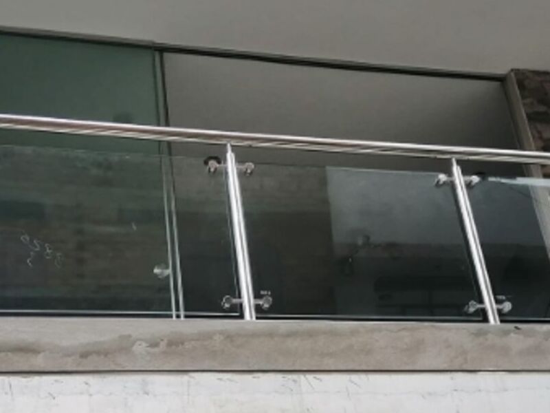 balcon con vidrio y aluminio