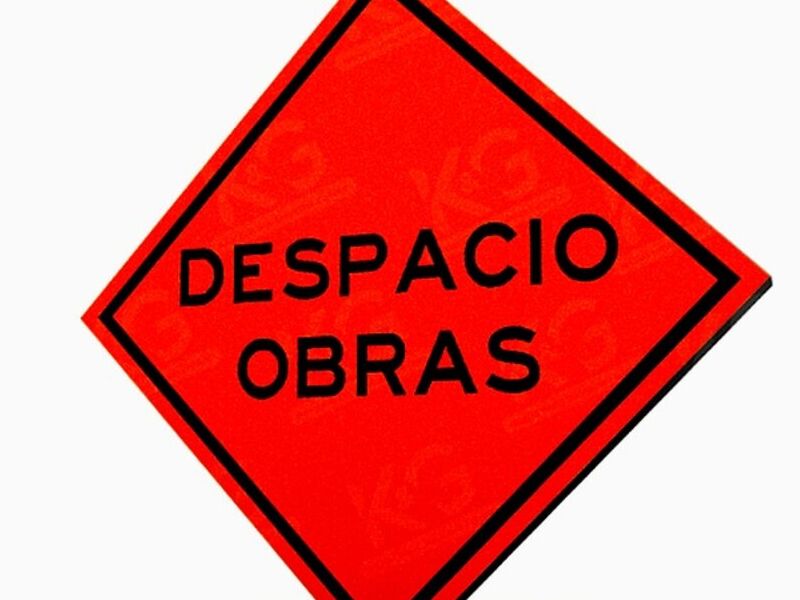 Señal de Obra en Triplay Perú