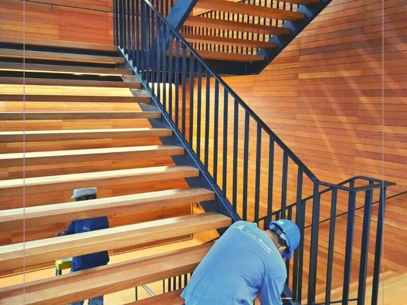 escaleras de madera Casa Mundo Perú