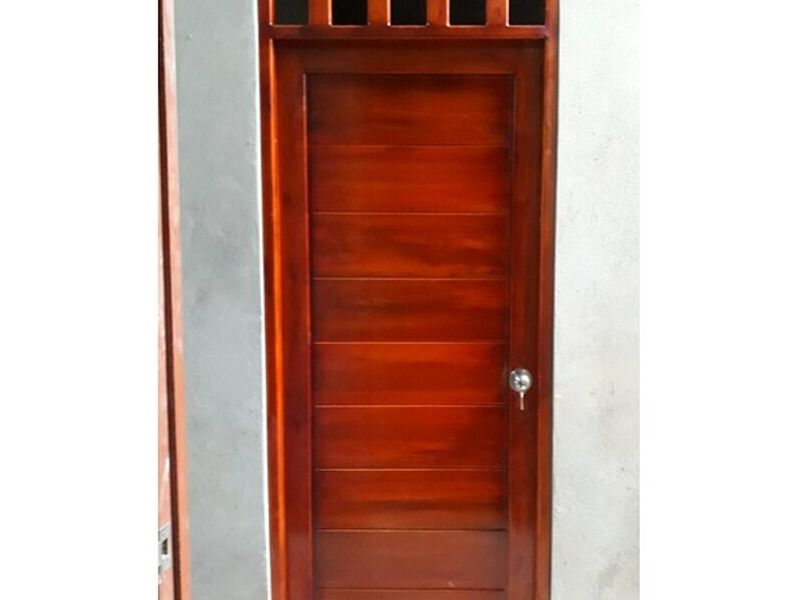 Puerta madera oscura Perú 