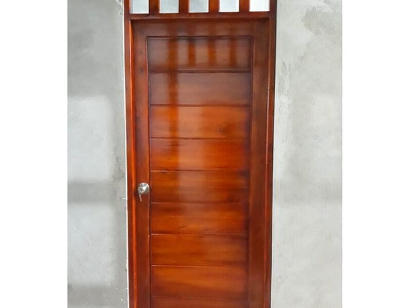 Puerta madera clara Perú